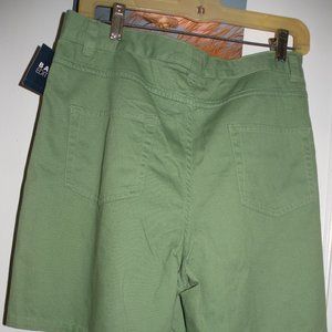 NEW WITH TAGS BASIC EDITIONS GREEN BERMUDA SHORTS SIZE 8